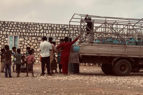 خليفة الإنسانية تسد احتياجات أهالي غرب سقطرى من الغاز المنزلي