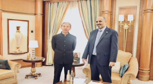 رئيس المجلس الانتقالي يبحث مع السفير الصيني أخر مستجدات الأحداث