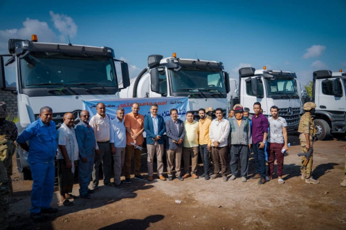 المحافظ لملس يدشن استلام 6 سيارات جديدة لشبكة الصرف الصحي بعدن