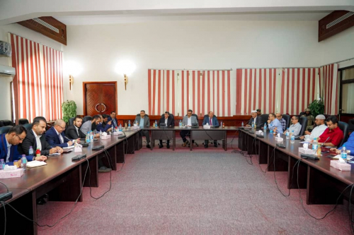 المحافظ لملس يتفق مع كبار التجّار والمستوردين على تخفيض أسعار المواد الأساسية والاستهلاكية 