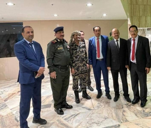 اقلاع الطائرة التي تقل قيادات الحكومة من مطار الرياض صوب عدن