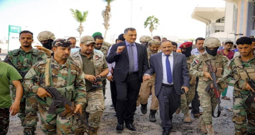 وزير النقل ومحافظ عدن يطلعا على اضرار قصف المطار ويوجهان بسرعة اعادة تأهيله