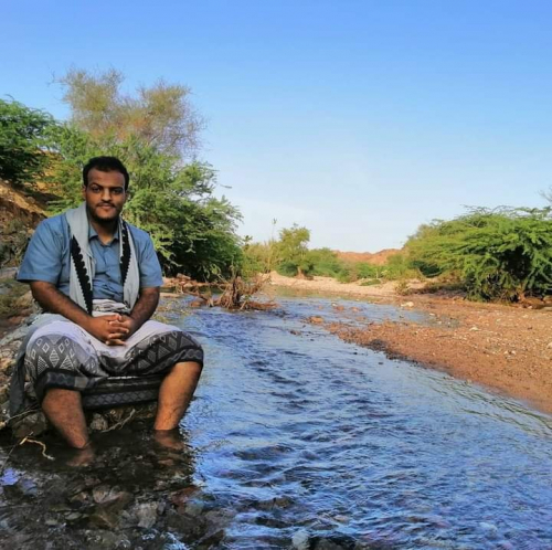 القوات الخاصة تعتقل موظف استعلامات مستشفى عتق لرفضه كتابة سندات استلام بدون دفع المبالغ المالية 