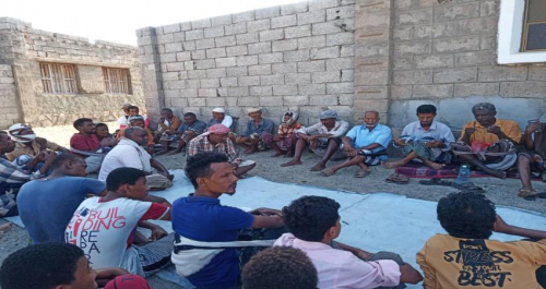 أبناء منطقة الشيخ عبدالله بأبين يرفضون إقامة مخيم للنازحين اليمنيين في أرضعهم