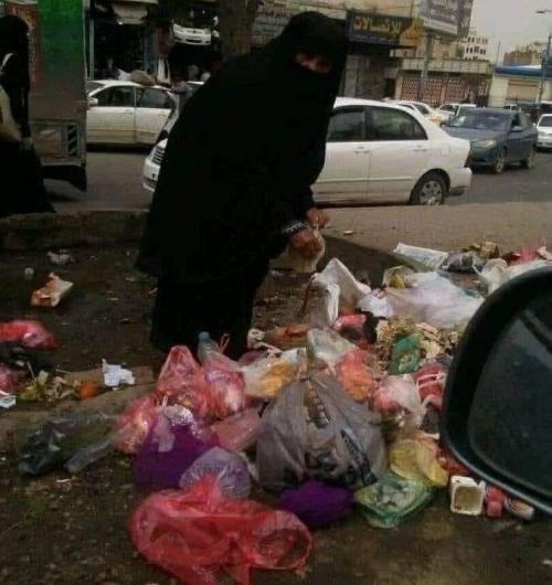 يا "عز يا عزاء": عندما تقف امرأة حضرمية بعد صلاة الفجر على صندوق القمامة