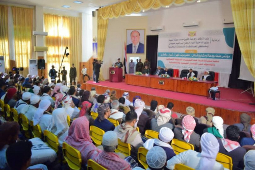 مشائخ طاعة الحاكم الفاسد السارق.. تحدثوا عن الحوثي ٥ ساعات ولم يعطوا جوعى حضرموت 10 دقائق