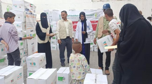 ضمن حملة مبادرات آل مكتوم العالمية.. مؤسسة السرطان في عدن توزع سلل غذائية