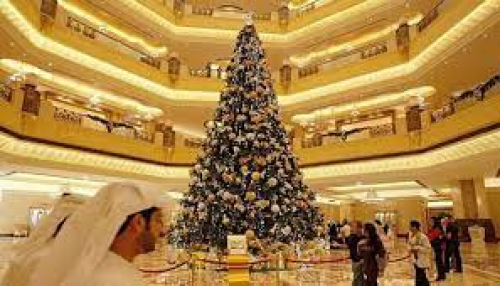 لأول مرة: سعوديون يحتفلون بعيد الميلاد.. شجرة الكريسماس وقبعات سانتا كلوز في شوارع المملكة