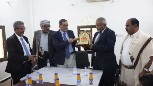 مكتب الخدمة المدنية والتأمينات بشبوة يكرم مديره العام السابق 