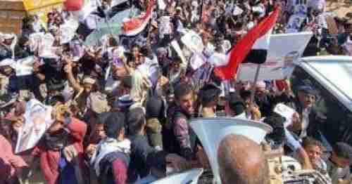 المستوطنين اليمنيين في عتق يشيعون جثمان منصب محافظ شبوة الاخواني 