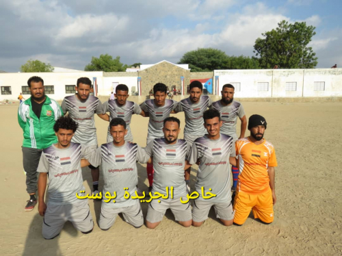 قائد لواء في قوات العمالقة بلحج يدعم رفع علم اليمن في مباراة كروية 