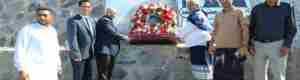 قيادات الانتقالي تضع إكليلا من الزهور بموقع استشهاد اللواء جعفر سعد