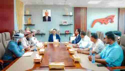 محافظ عدن يترأس اجتماعًا لمناقشة آلية توزيع مساكن الأيتام على مستحقيها