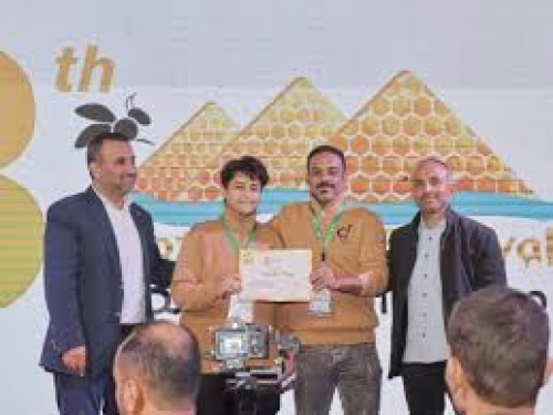 حمير الجنوب العربي يحولون العسل الحضرمي إلى عسل يمني