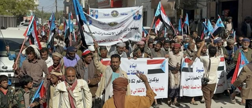 مسيرة حاشدة في عتق لإعلان الاستقلال الثاني