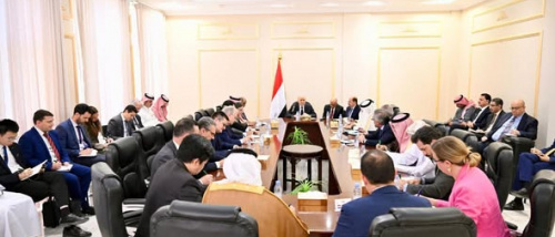 العليمي يهدد بقطع الرواتب والوقود عن الجنوب العربي