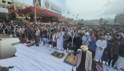 المحافظ لملس يتقدم المصلين المعتصمين في ساحة العروض 