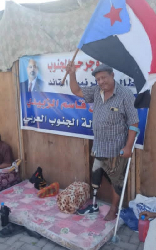 &rlm;العقيد البركاني فقد ساقه أثناء تحرير مطار عدن يوليو 2015 (صور)