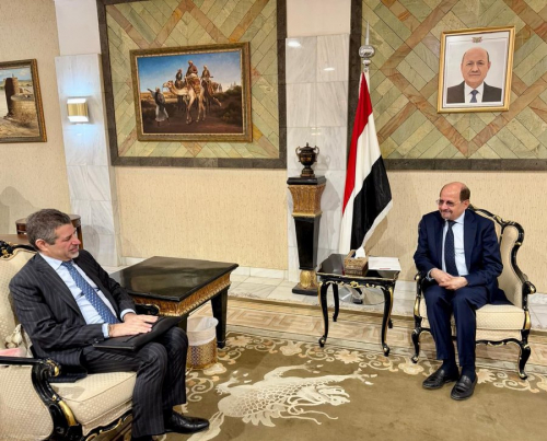 السفير الأمريكي يلمّح للعليمي بخفض التصعيد وتأجيل القضايا الخلافية تحت عنوان "التهديد الحوثي"