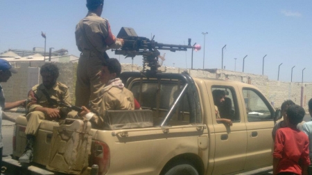 عاجل :مسلحون يهاجمون نقاط تفتيش بمدينة عدن