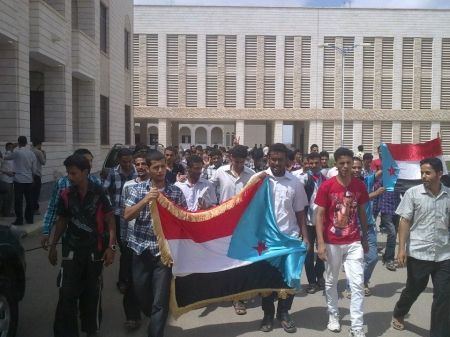 مسيرات للحراك الجنوبي  في عددمن كليات جامعة  عدن (صور )