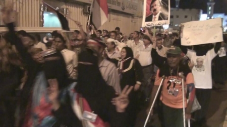 عدن تهتف ضد الأحمر وترفع صوره مقلوبة
