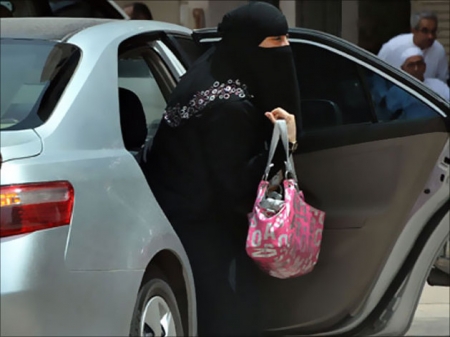 سعودية من دون عباءة تقود سيارة وتصطدم بمركبتين في الرياض