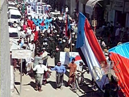 مسيرات حاشدة وعرض عسكري رمزي شهدته مدينة عتق صباح اليوم احتفالا بذكرى ثورة اكتوبر