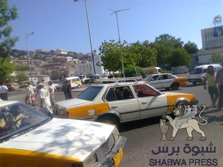 محتجون يقطعون طريق الحي الرئاسي بعدن