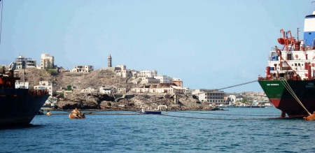 دخول 16 حاوية  أدوية الى عدن دون تفتيش