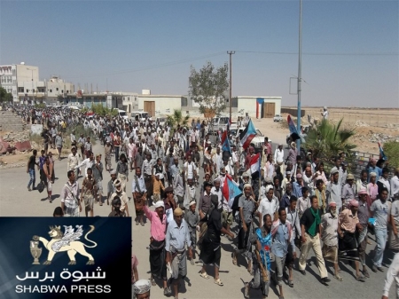 شبوة:الآلاف يطالبون السلطات اليمنية سرعة تقديم المتهمين بالاعتداء على شباب الحراك
