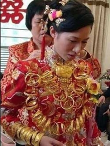 عروس تستغرق ساعة في لبس ذهبها البالغ قيمته نصف مليون دولار