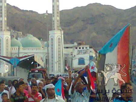 مسيرة للحراك الجنوبي بعدن تندد بالانتهاكات ضد الجنوبيين وتجدد رفضها للحوار .(صور )