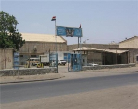 عاجل :مصادر محلية فرار عدد من السجناء بعدن أثناء نقلهم للمحاكمة