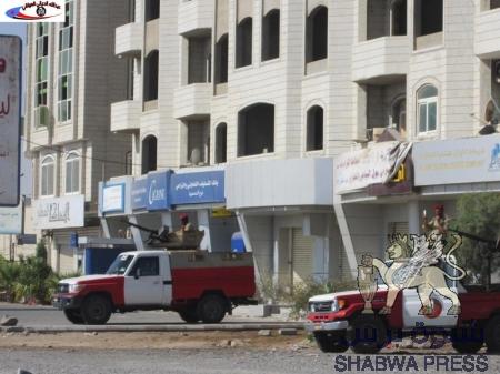 عاجل :جنود أمن ينتزعون اعلام الجنوب من أيدي نشطاء بكريتر واحتجاز باصين في نقطة دار سعد