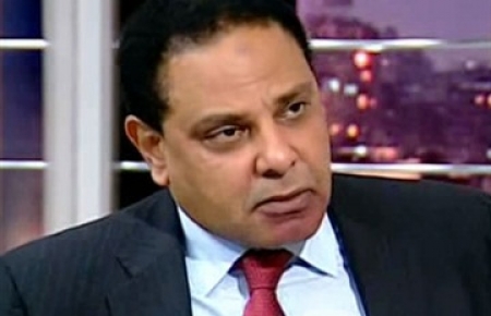 الأسوانى : الرئيس الذى يعطل القانون ويرسل أتباعه لمنع القضاة من الدخول إلى المحكمة فقد شرعيته