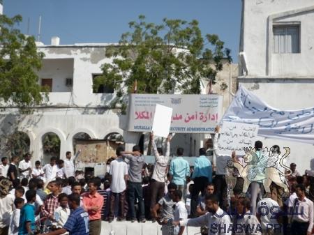 طلاب جامعة حضرموت يتظاهرون أمام أمن المكلا مطالبين بمحاسبة جندي اعتدى على زميل لهم