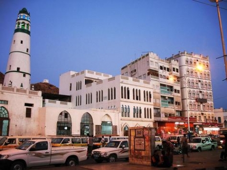 في المكلا مصادرة القات من ايدي المواطنين , والباعة اليمنيين يمارسون بيعه بكل حرية