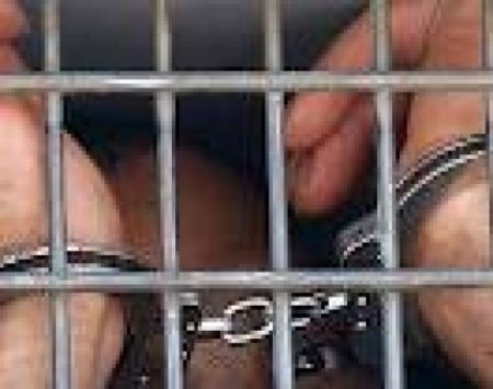محتجون يغلقون الطريق بين عدن وتعز