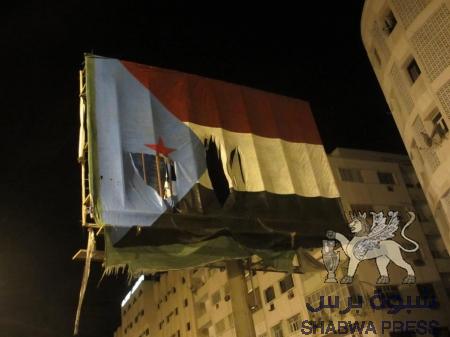 الجيش يفشل في انتزاع أكبر علم جنوبي في المعلا