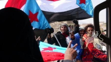 المسيمير تشيع الشهيد فارس جمال بأعلام الجنوب (صور )