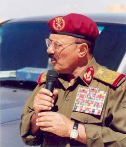 اللواء علي محسن يجري اتصالا بالعميد أحمد علي