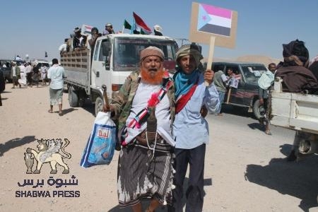 مسيرة شبوة الراجلة تؤدي صلاة الجمعة في أمعين وتتهيأ للتوجه الى مدينة شقرة (صور)