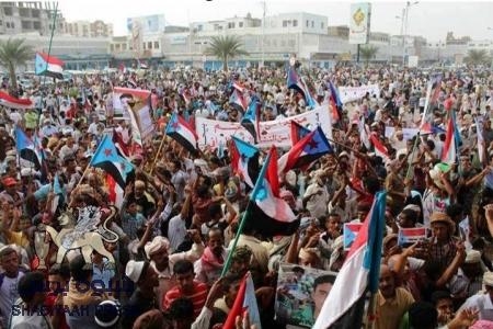 شاهد بالفيديو الحشود الأولى التي وصلت الى ساحة العروض بخور مكسر