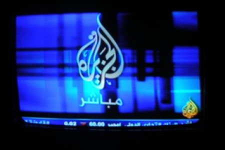 شاهد فيديو مذيع الجزيرة مباشر متأثرا بالزخم الجنوبي يقول "قدمناها لكم من العاصمة عدن "