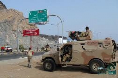 جنود بعدن  ينهالون ضربا على طماح والسعيدي  في نقطة العريش قبل اقتيادهما الى سجن البحث مضرجين بالدماء