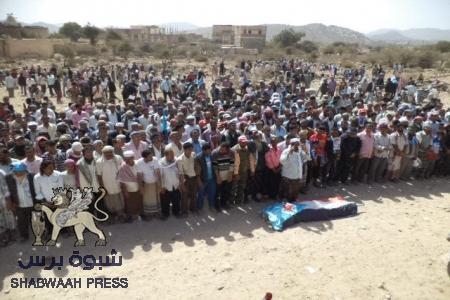 الآلاف من أبناء الضالع والجنوب يشيعون جثمان الشهيد جمال مقبل الى مسقط رأسه بمنطقة الوعرة