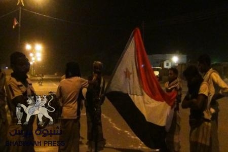 شباب حي القرن بمديرية سيئون يزينون شوارع الحي بأعلام دولة الجنوب ..