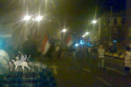 فيديو يضهر سقوط أحد نشطاء الحراك الجنوبي جريحا وعمليات إطلاق نار على شباب عدن من قبل الأمن وملثمين مسلحين في مناطق مختلفة أمس بعدن