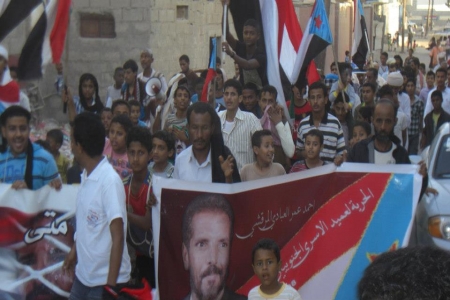 قمع مسيرةفي المكلا  منددة بأعمال قتل النشطاء بعدن ودار سعد تتظامن مع الشهداء والمرقشي